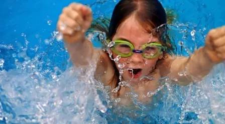 孩子们在空调房里玩手机