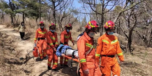 消防员救助驴友