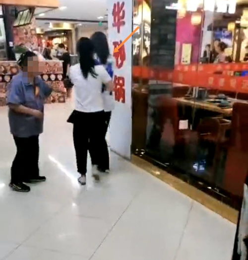 七七在商场站台