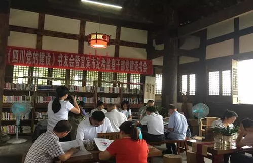 人们热烈交流的场景