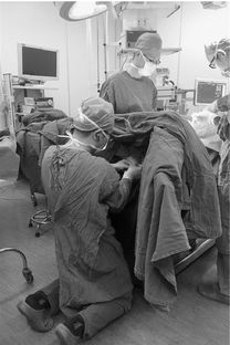 医生正在手术场景