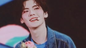 毕雯珺帅气自拍照