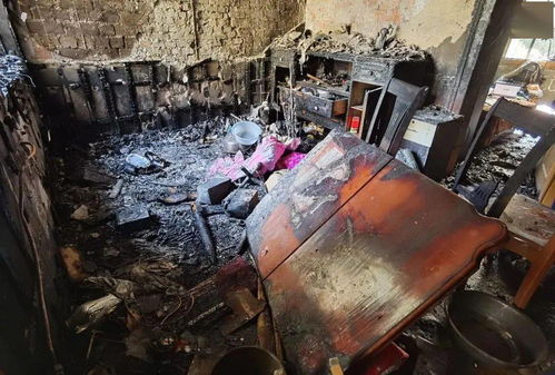 着火的电动自行车残骸