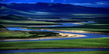 清澈的河流和蓝天白云