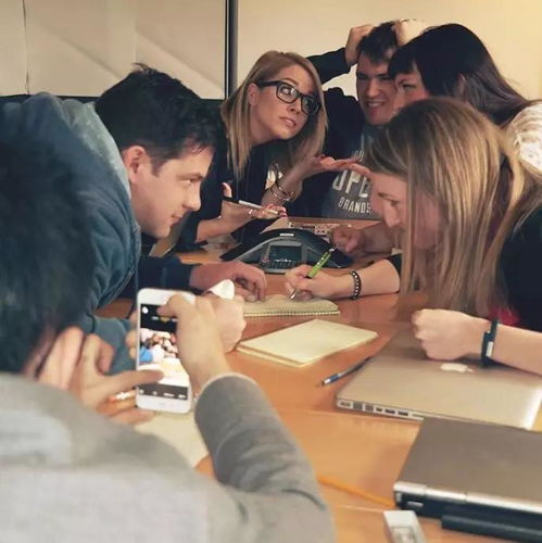 人们对此事展开热烈讨论