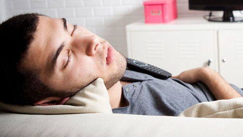 医生查看糖尿病患者病情