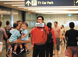 航空公司工作人员引导乘客有序登机场景示意图