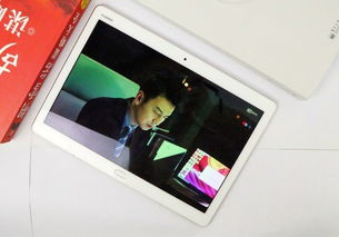 年轻人使用小尺寸平板阅读