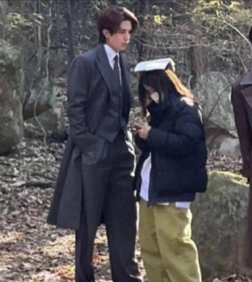 李栋旭片场工作照