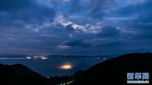 云南哀牢山丁达尔效应全景