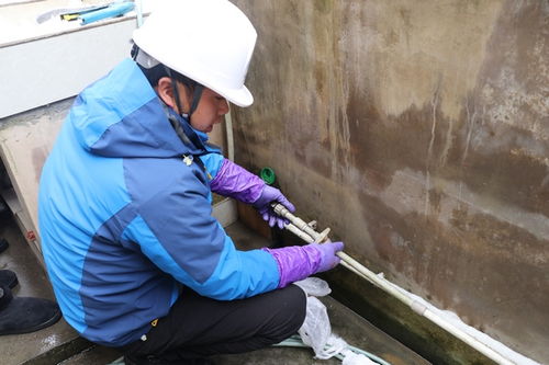 工作人员正在检查水管