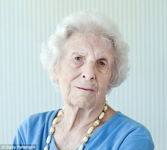 震惊！退休教师犯下滔天罪行，领刑8年还被追缴养老金