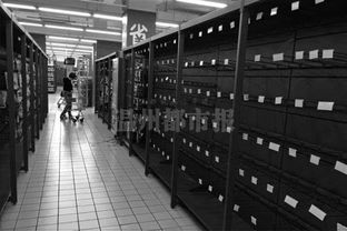 俄罗斯商品馆内货架空置的场景