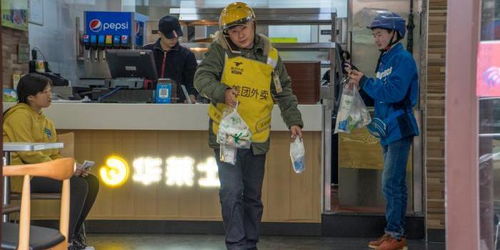 公职人员下班送外卖：像玩游戏般快乐？背后真相令人深思