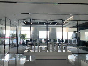 一家公司的办公场景，员工们在忙碌工作