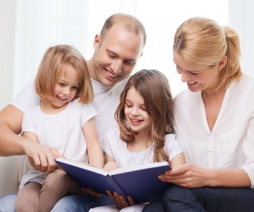 家长与孩子一起阅读