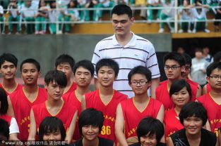 球迷们激烈地讨论着比赛的相关话题