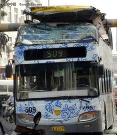 双层公交撞桥瞬间