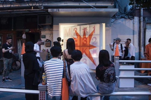 人们相互交流文化