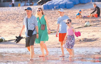 游客在海边游玩