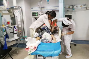 医护人员照顾患者的画面