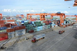 堆满货物的港口集装箱