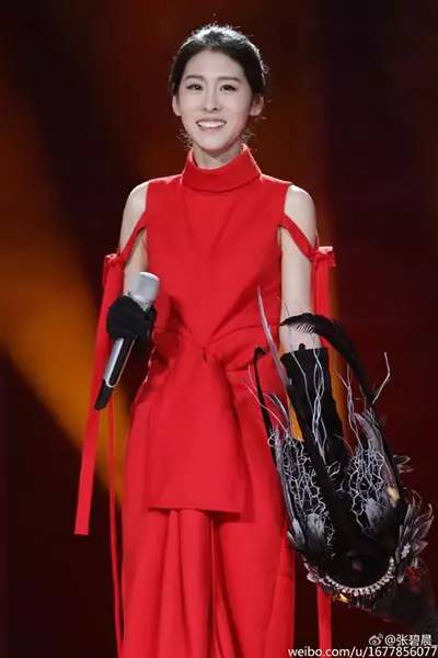 张碧晨舞台演唱