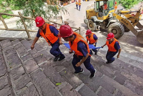 救援人员救助伤员