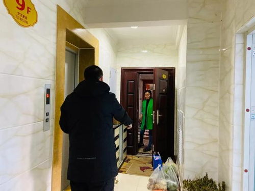 居民们认真防护的画面