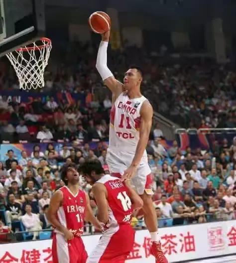 中国男篮正在紧张训练的场景