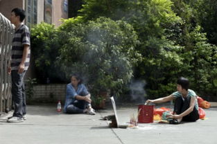 学生家长在灵堂恸哭