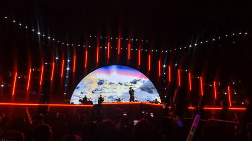 演唱会现场观众欢呼场景