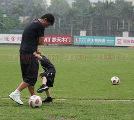 父女球场休息图