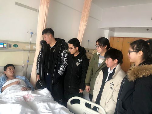 师生探望受伤老师