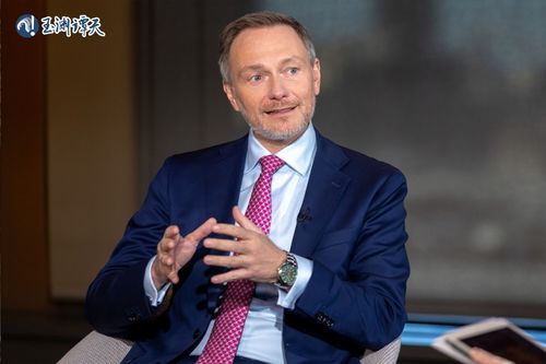 冯德莱恩在中国握手