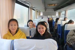 学生们在校门口集合准备出发