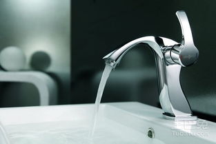 水龙头流出清澈的水