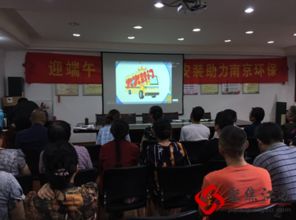 工作人员指导安全事项场景图