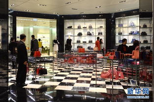 游客在免税店购物