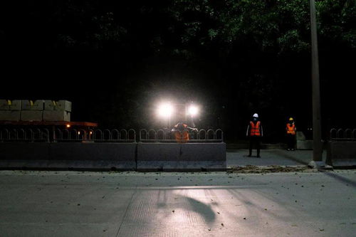 工作人员正在设置路障