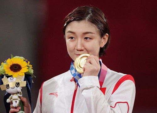 陈梦任嘉伦同框打乒乓球，梦幻联动引关注！