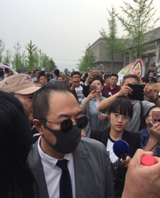 众人参加遗体告别仪式