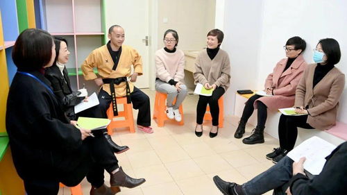 人们在热烈讨论相关话题