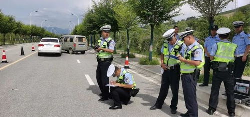 交警在处理交通事故现场