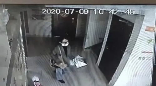 女生坠入化粪池现场