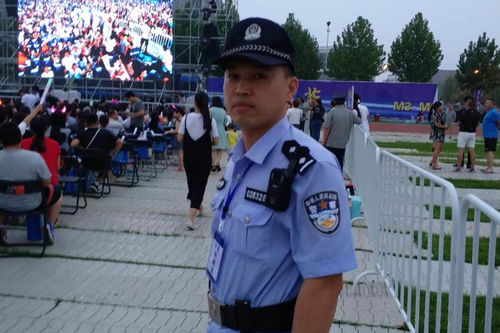 警察带走嫌疑人