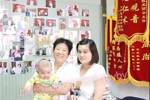 胡女士抱着儿孙合影哭泣