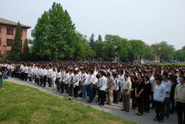 学生们默哀场景