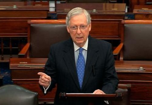 佩通坦表情严肃讲话