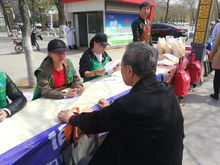 老人参加社区活动